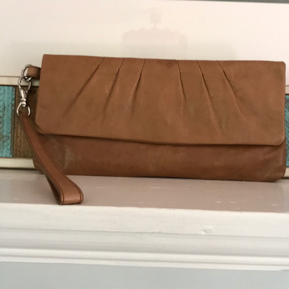 Hobo tan leather clutch
